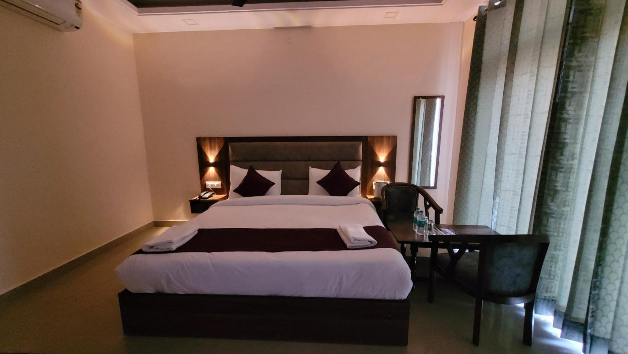 Hotel Keshav Nandan By The Shivaay Risikés Kültér fotó