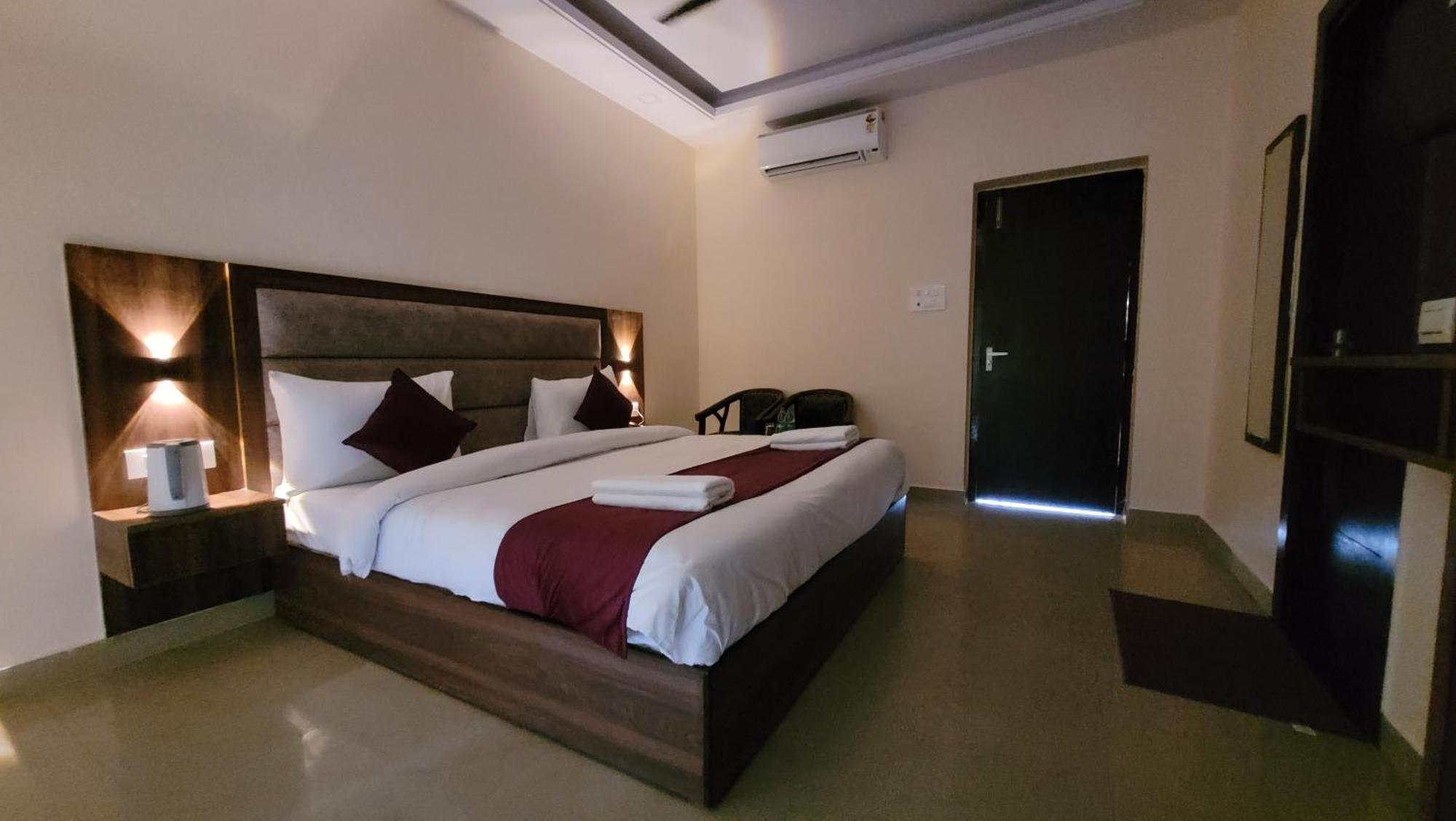 Hotel Keshav Nandan By The Shivaay Risikés Kültér fotó