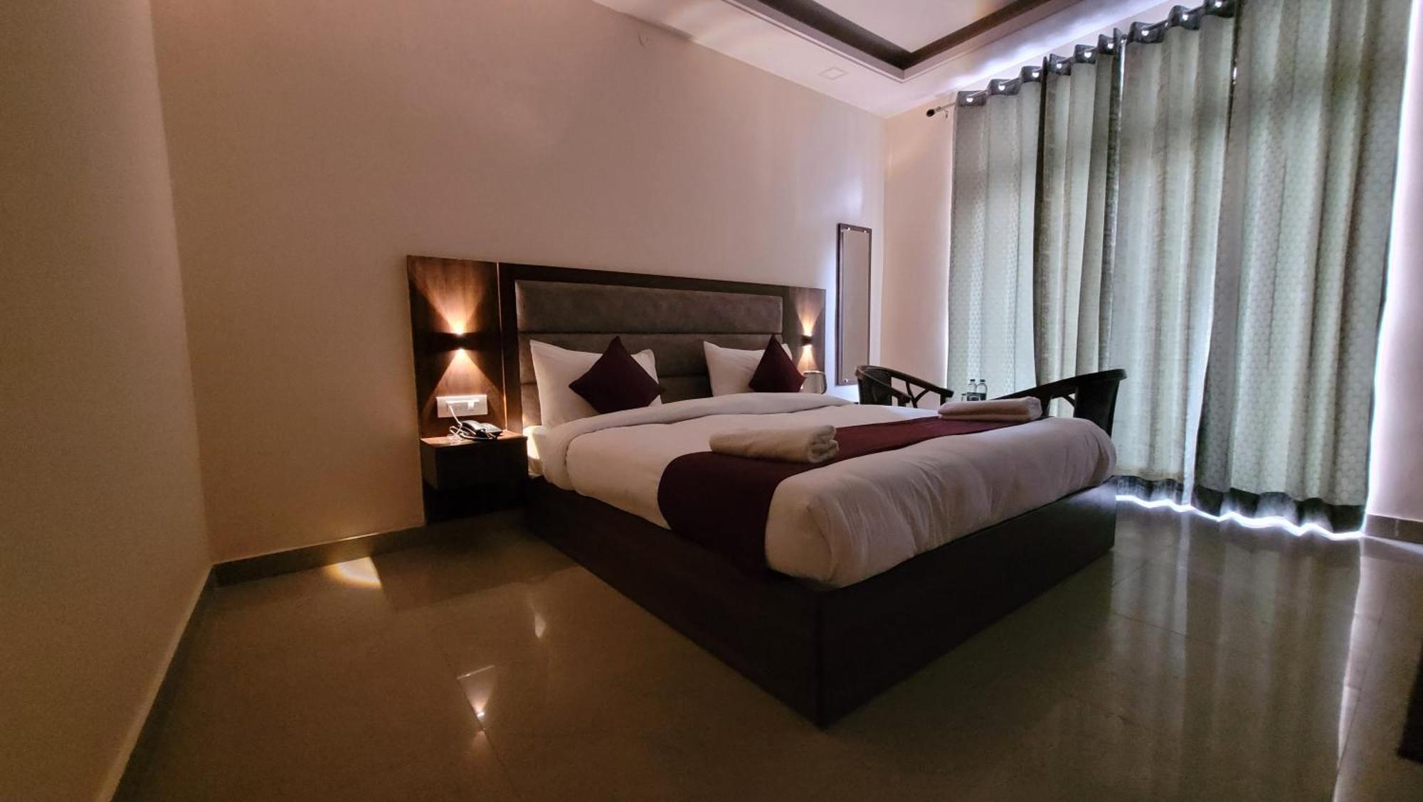 Hotel Keshav Nandan By The Shivaay Risikés Kültér fotó